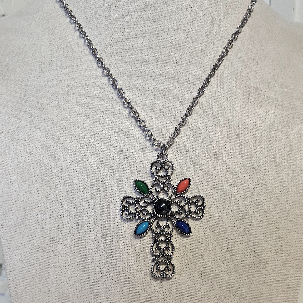 Vintage AVON 1972 Romanesque Necklace with Silver-toned Filigree Cross‎